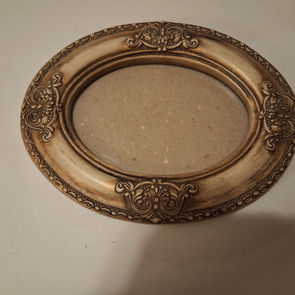 Vintage Style Oval Frame with Intricate Design